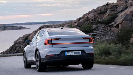 A feature that turns heads: The continuous full-LED rear light of the new Polestar 2 