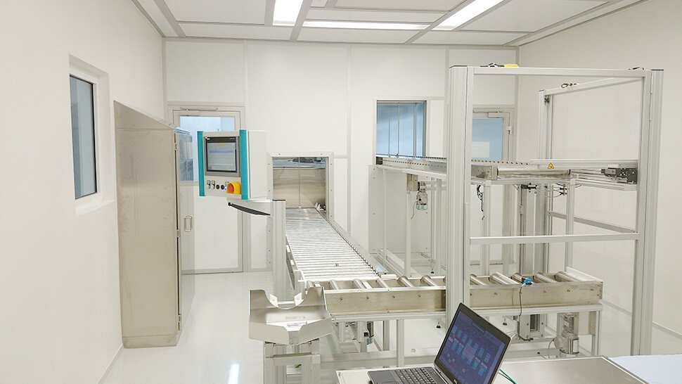 Cleaned parts are discharged into the clean room via a material air lock after passing through a fully enclosed cleaning line equipped with its own supply of purified air. Image courtesy of Ecoclean GmbH/UCM AG